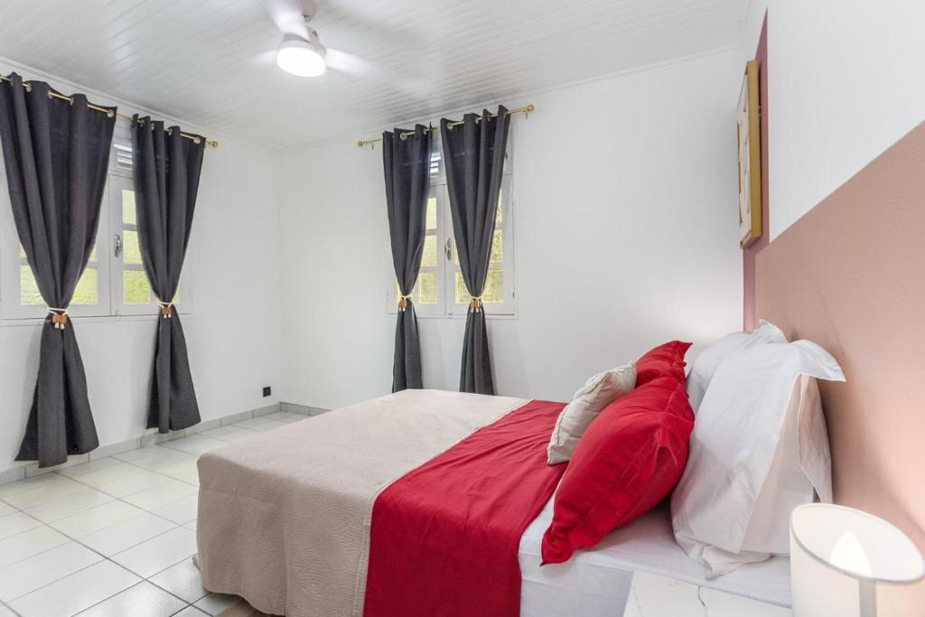 Postel nebo postele na pokoji v ubytování Foyal Toloman - Emeraude Lodge