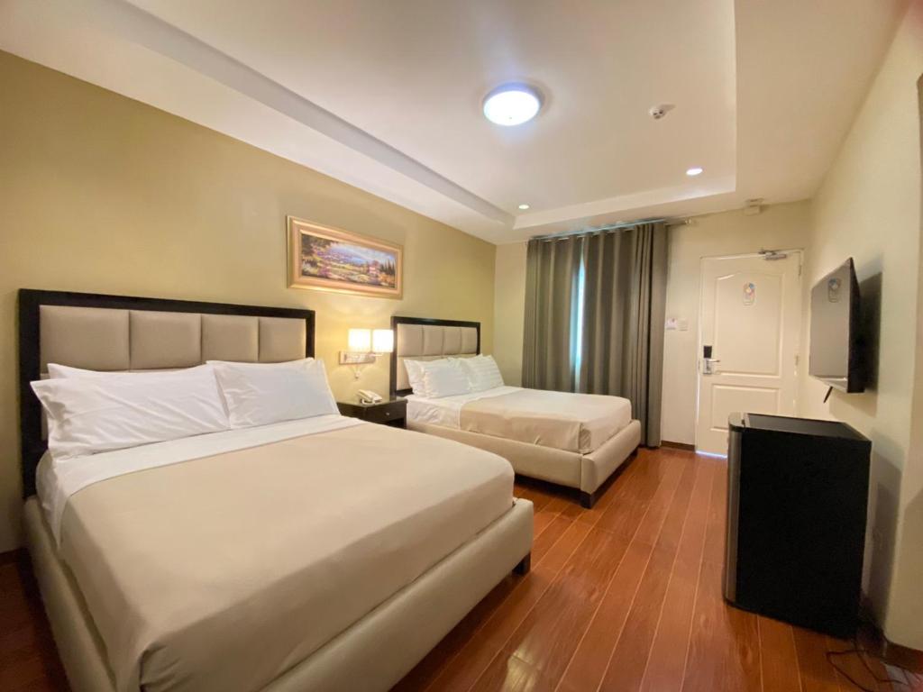 Postel nebo postele na pokoji v ubytování Prism Hotel