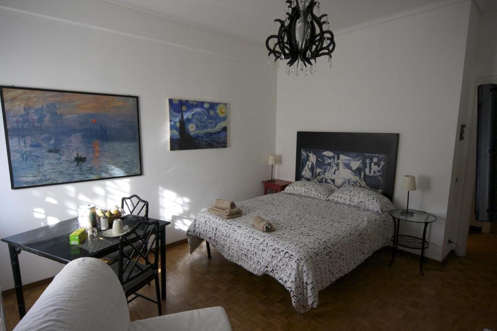 ローマにあるB&B Viale Dei Colli Portuensi 589のベッドルーム1室(ベッド1台、テーブル、ソファ付)