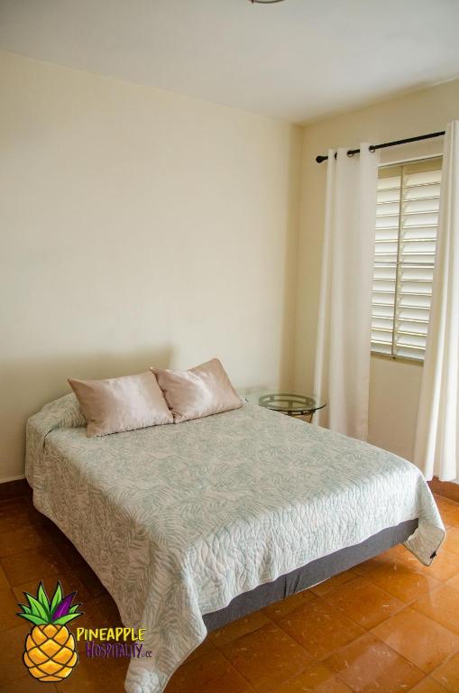 Postel nebo postele na pokoji v ubytování pineapple hospitality