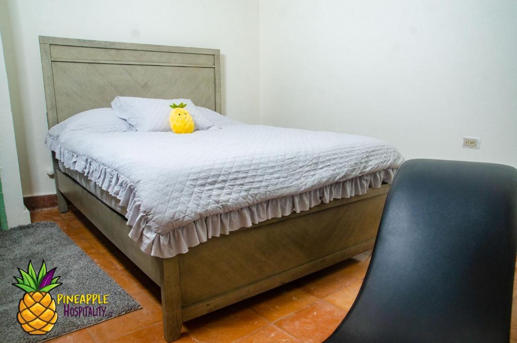 Postel nebo postele na pokoji v ubytování pineapple hospitality