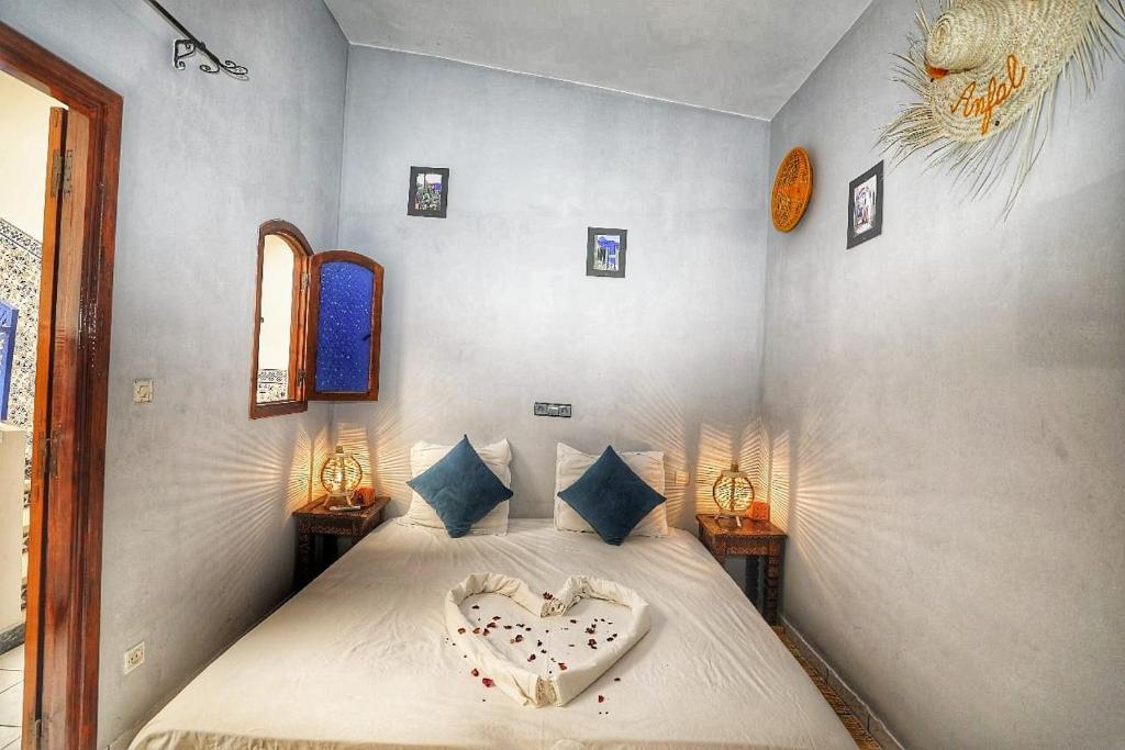 Postel nebo postele na pokoji v ubytování Riad Amirkesh and Pool