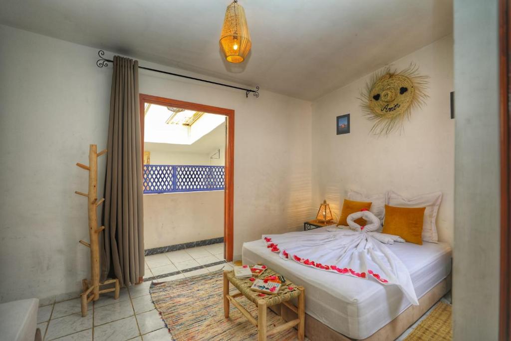 Postel nebo postele na pokoji v ubytování Riad Amirkesh and Pool