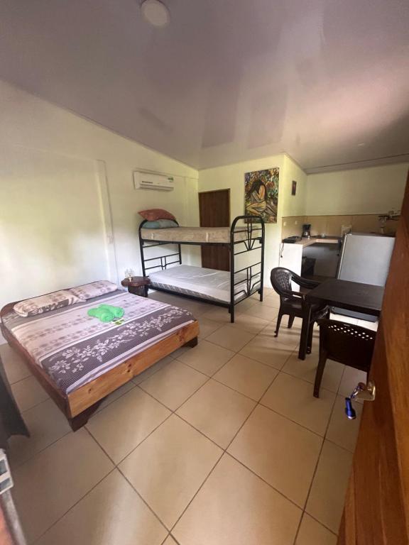 Postel nebo postele na pokoji v ubytování Ballena Oasis Homes & Glamping