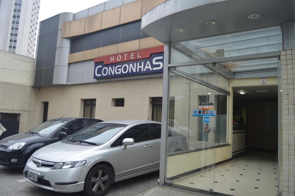 un coche blanco estacionado frente a un hotel en Hotel Congonhas, en São Paulo