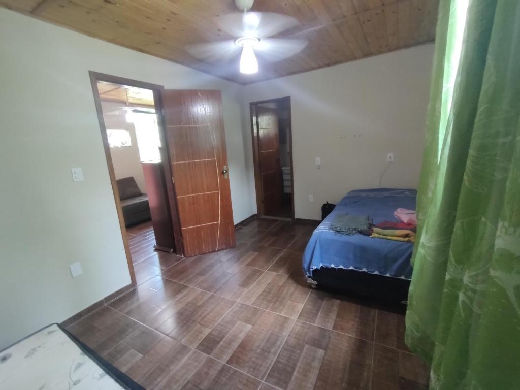 Katil atau katil-katil dalam bilik di Sitio com chalés na serra da Cachoeira do Mendanha