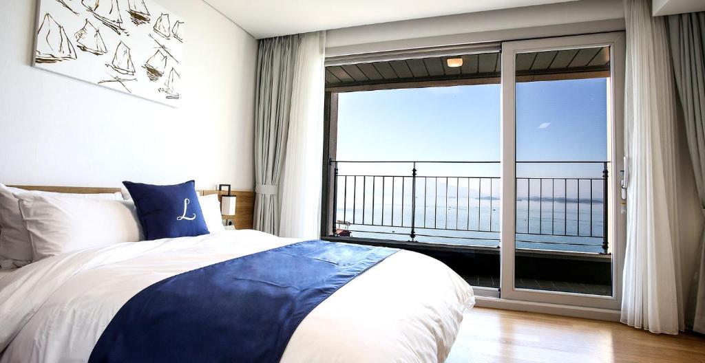 Postel nebo postele na pokoji v ubytování Lapis Hotel Namhae