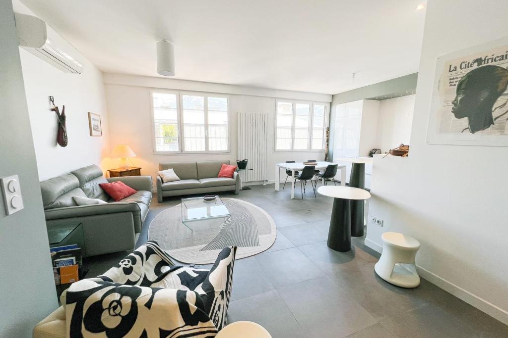 un salon avec un canapé et une table dans l'établissement #GX Le Belgrade Spacious T4 in the city centre, à Grenoble