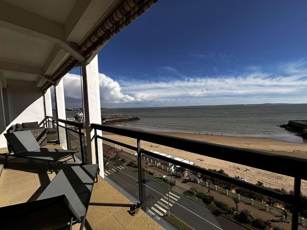 Elle comprend un balcon offrant une vue sur la plage et l'océan. dans l'établissement Appartement pour 5 personnes avec WiFi et parking à Royan - FR-1-494-197, à Royan