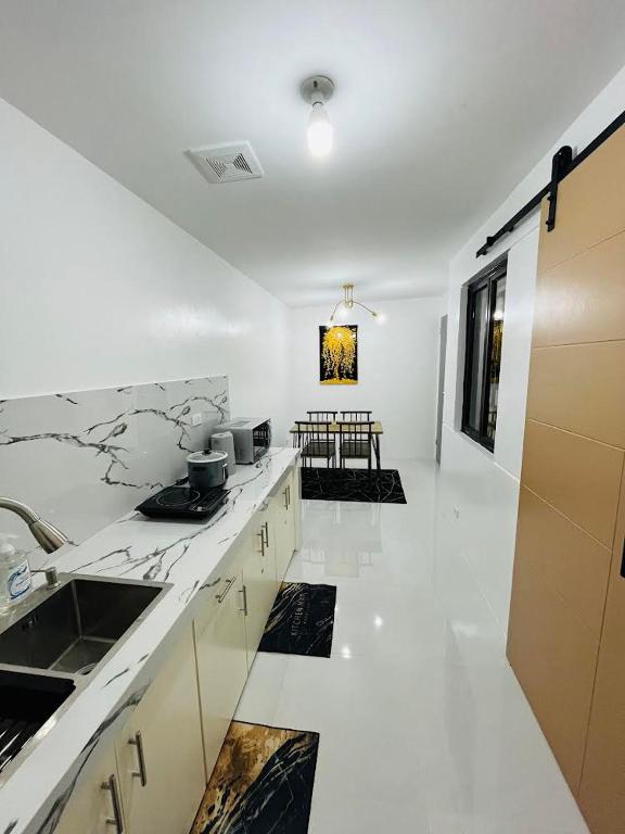 Kuchyň nebo kuchyňský kout v ubytování Kimura Staycation Pampanga