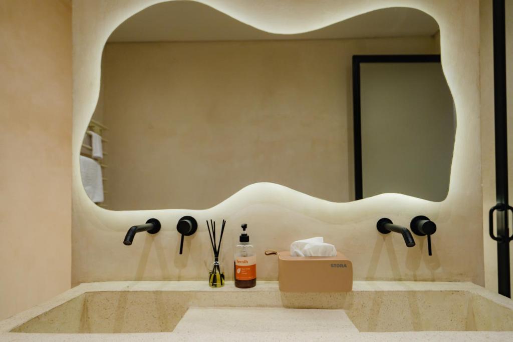 Ένα μπάνιο στο New Bubble Villa