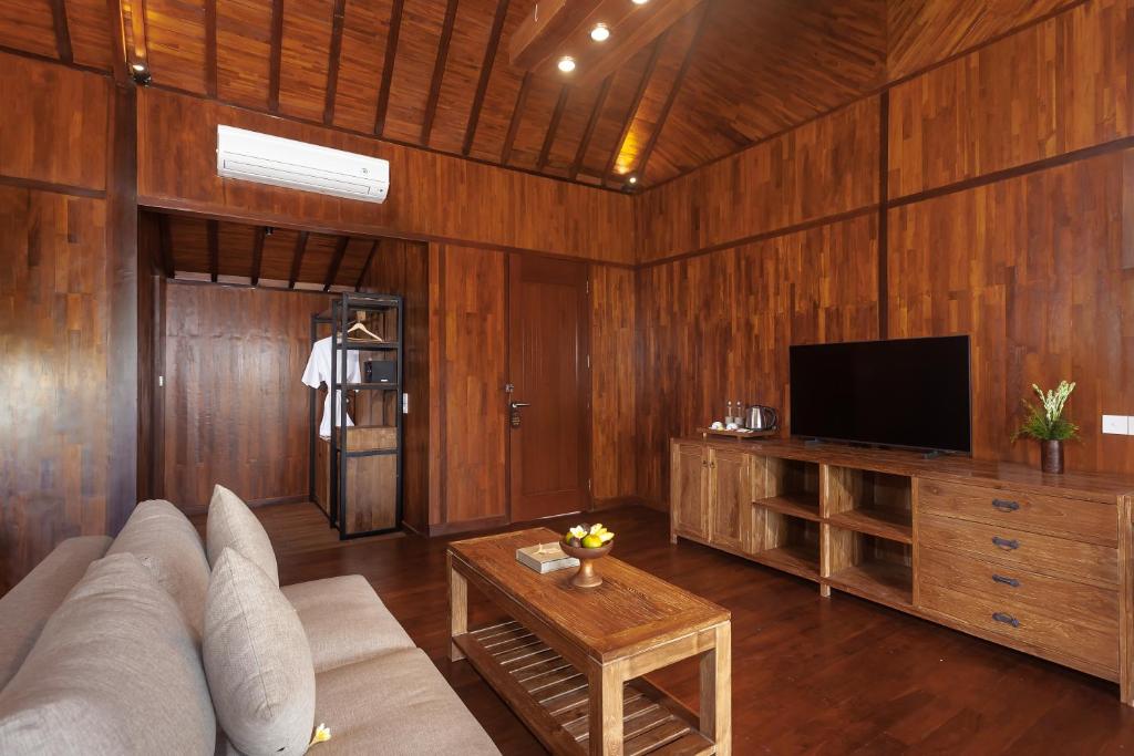 TV a/nebo společenská místnost v ubytování Manah Shanti Suites by Pramana Villas
