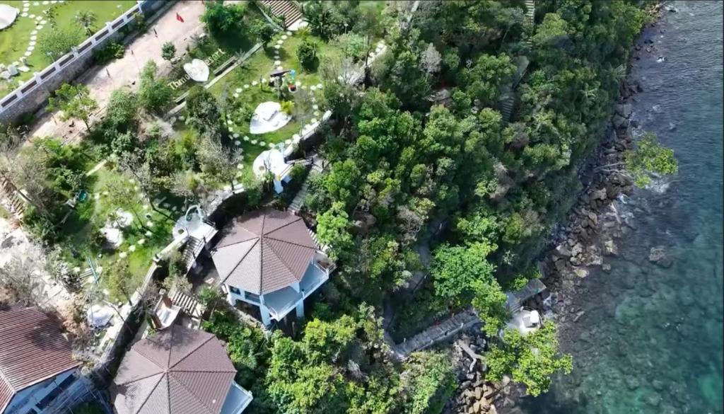 una vista aérea de una casa con árboles y agua en ThmorDa Resort, en Koh Rong Sanloem