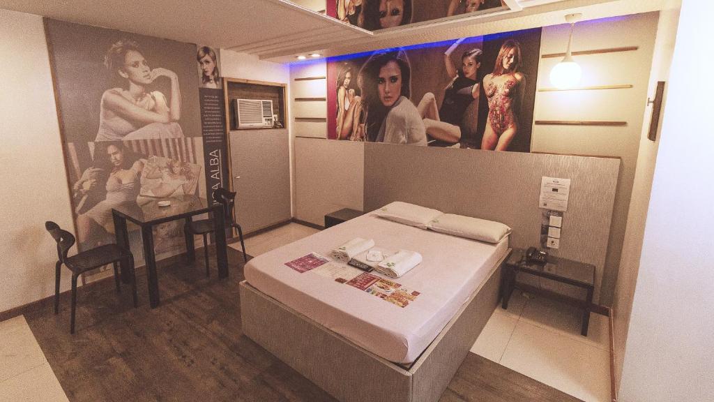 Un pat sau paturi într-o cameră la Town and Country Motel VMapa