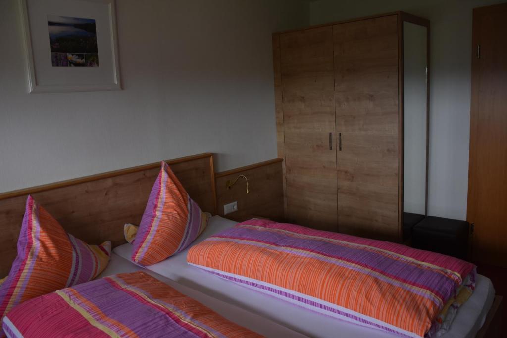 Postel nebo postele na pokoji v ubytování Hotel Gasthof Straub
