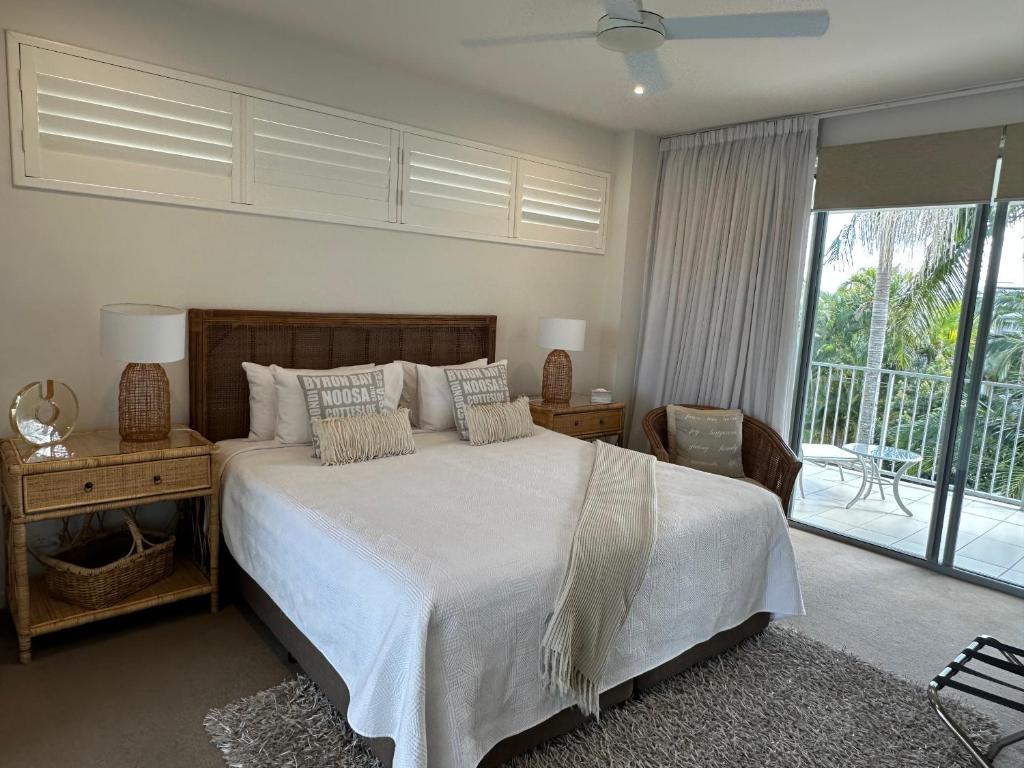Postel nebo postele na pokoji v ubytování Metzo Noosa Resort