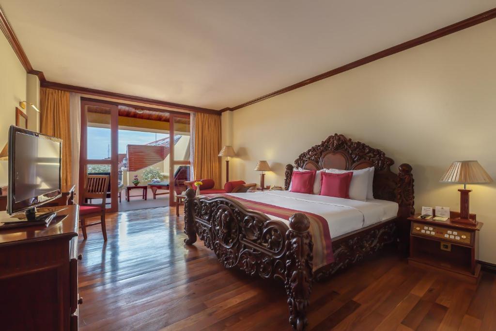 Postel nebo postele na pokoji v ubytování Angkor Paradise Hotel