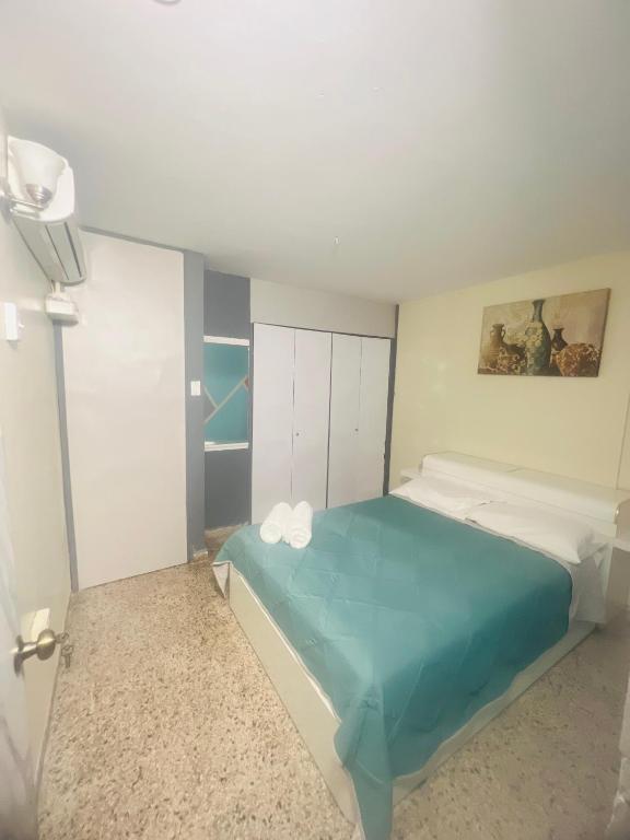 Postel nebo postele na pokoji v ubytování Grand Monseratte House