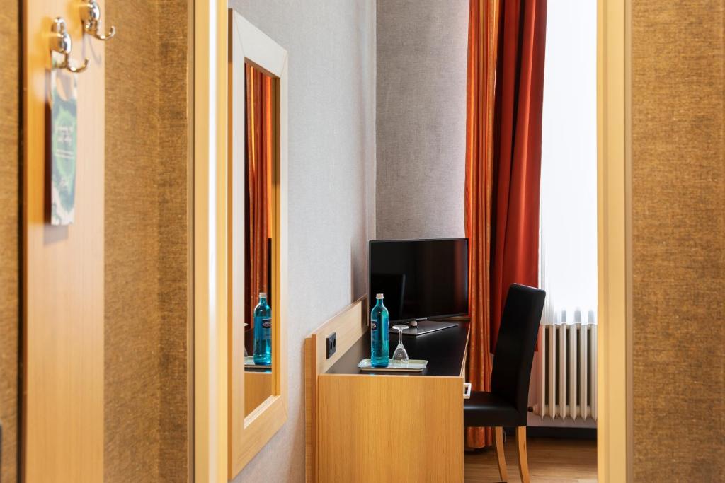 TV a/nebo společenská místnost v ubytování Roomingtons Hotel Franziskushöhe Lohr