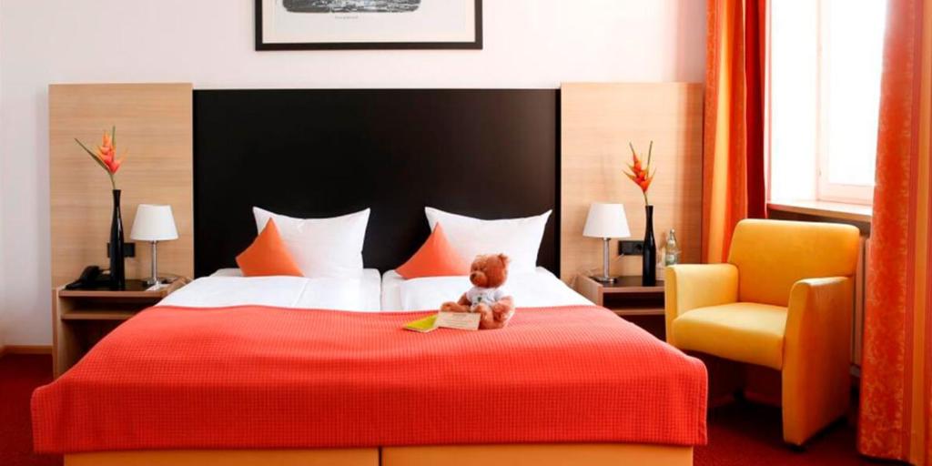 Postel nebo postele na pokoji v ubytování Roomingtons Hotel Franziskushöhe Lohr