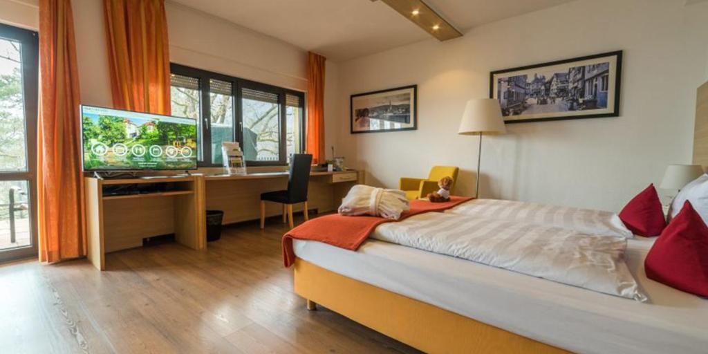 Postel nebo postele na pokoji v ubytování Roomingtons Hotel Franziskushöhe Lohr