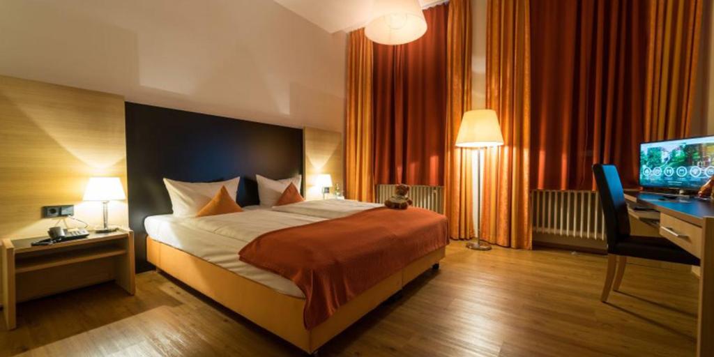 Postel nebo postele na pokoji v ubytování Roomingtons Hotel Franziskushöhe Lohr