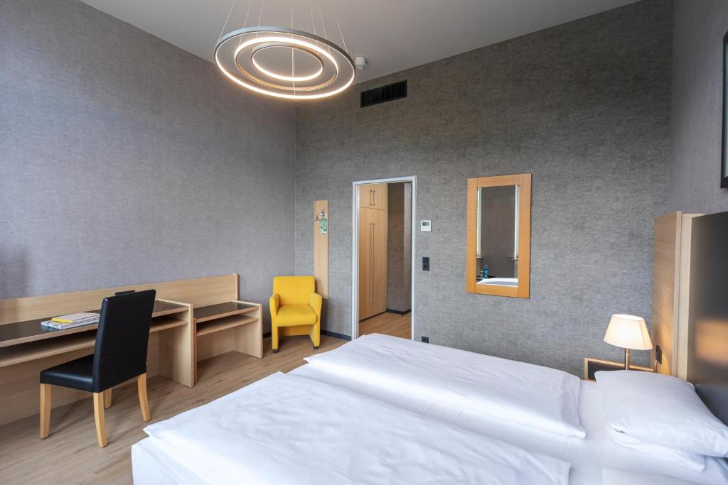 Postel nebo postele na pokoji v ubytování Roomingtons Hotel Franziskushöhe Lohr