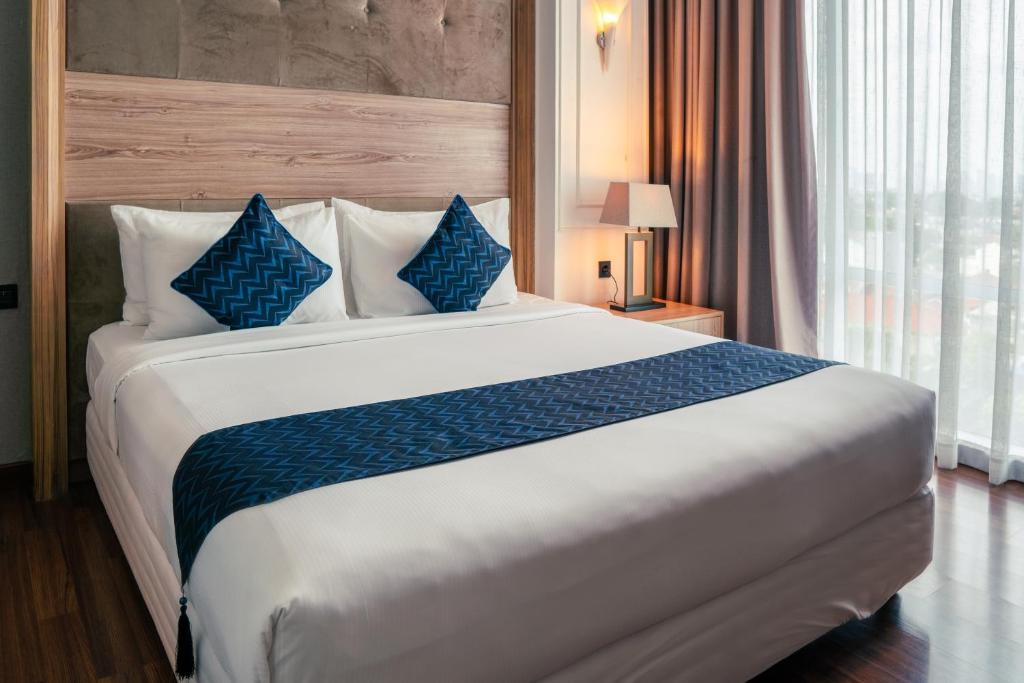 Postel nebo postele na pokoji v ubytování Azana Suites Hotel Antasari