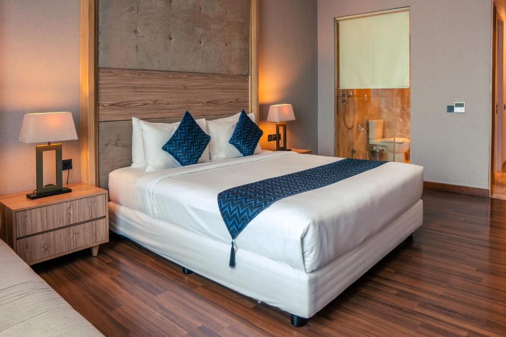 Postel nebo postele na pokoji v ubytování Azana Suites Hotel Antasari