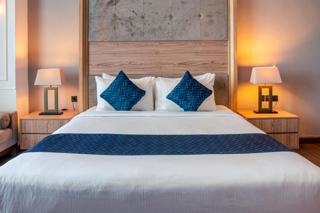 Postel nebo postele na pokoji v ubytování Azana Suites Hotel Antasari