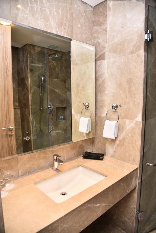 Koupelna v ubytování Azana Suites Hotel Antasari