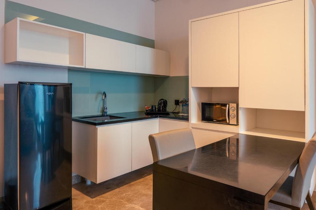 Kuchyň nebo kuchyňský kout v ubytování Azana Suites Hotel Antasari