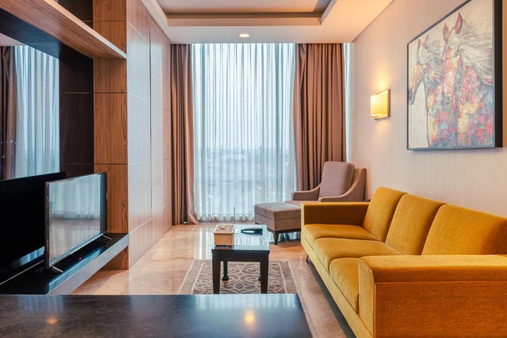 TV a/nebo společenská místnost v ubytování Azana Suites Hotel Antasari