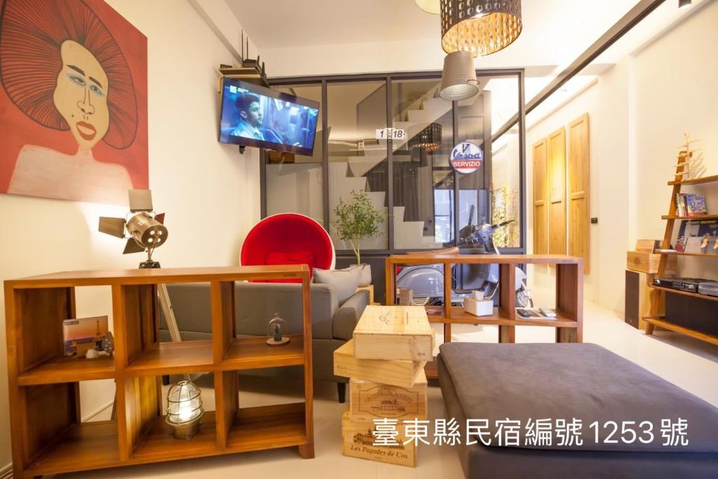 ein Wohnzimmer mit Möbeln und einem TV in der Unterkunft Haus Inn in Taitung