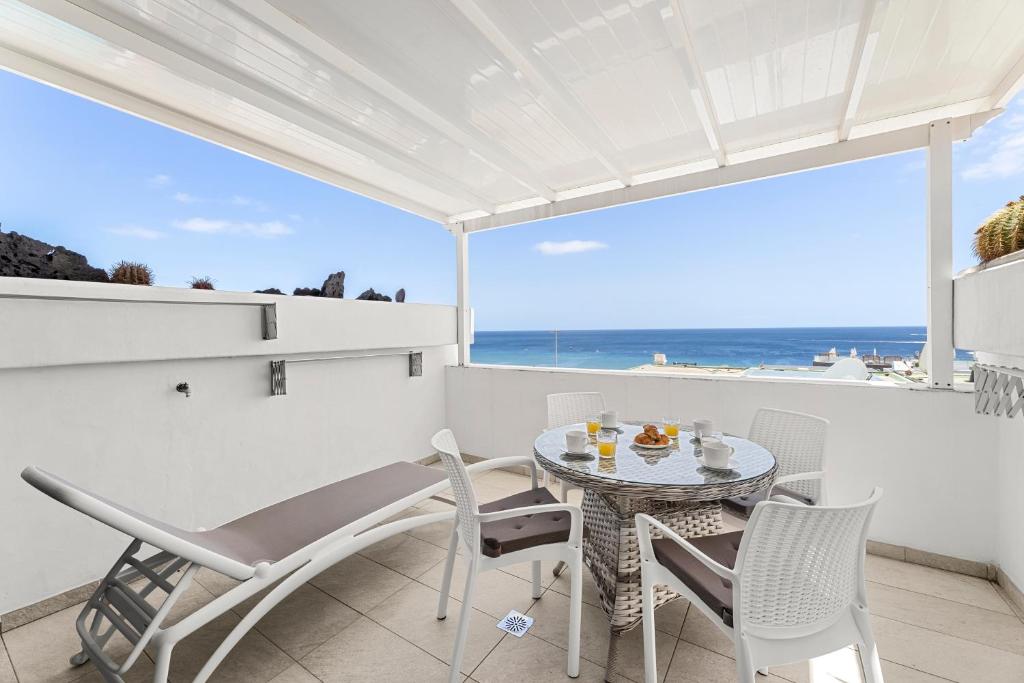 Stunning 2 bedroom Duplex close to main Beach with seaviews