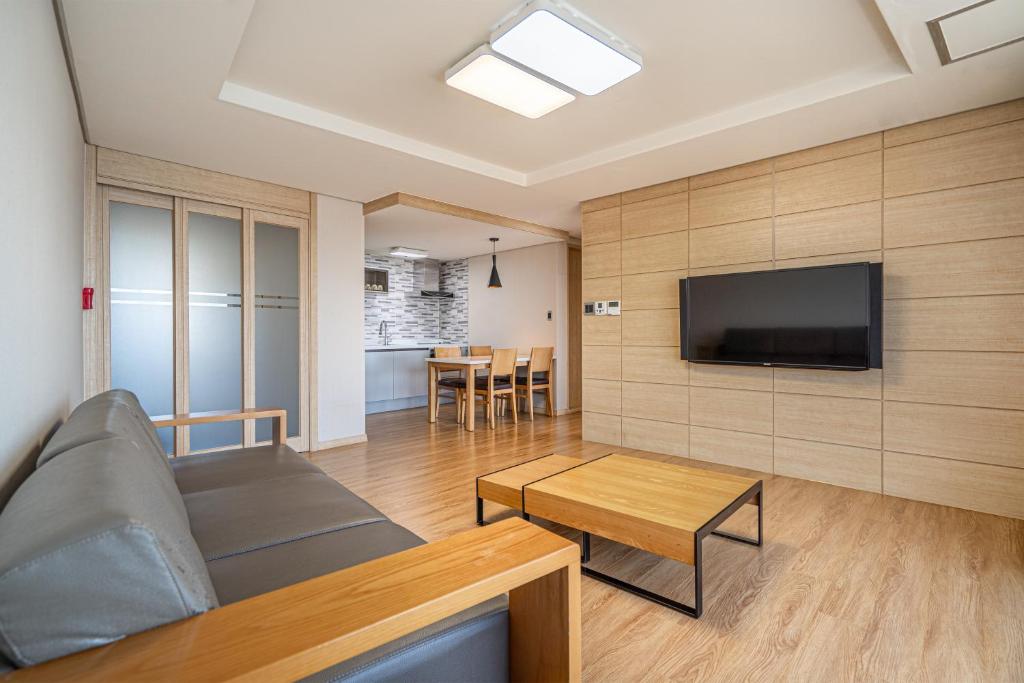 Cheongpung Resort - Deluxe Double Room - Mountain View
