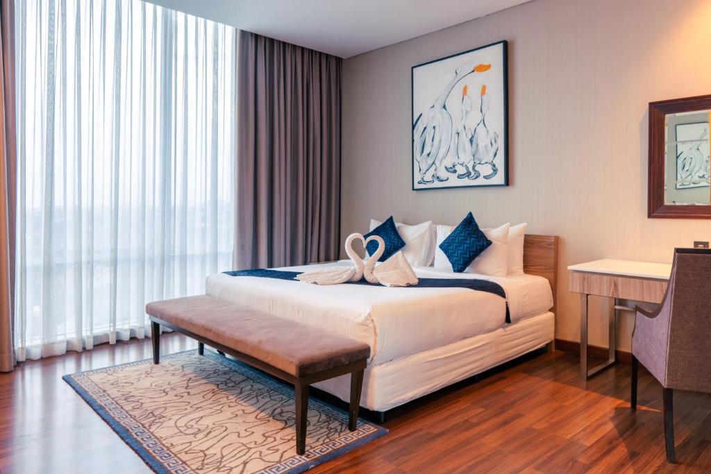 Postel nebo postele na pokoji v ubytování Azana Suites Hotel Antasari