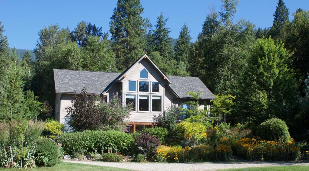 ein Haus mit Garten davor in der Unterkunft Windborne Bed & Breakfast in Castlegar