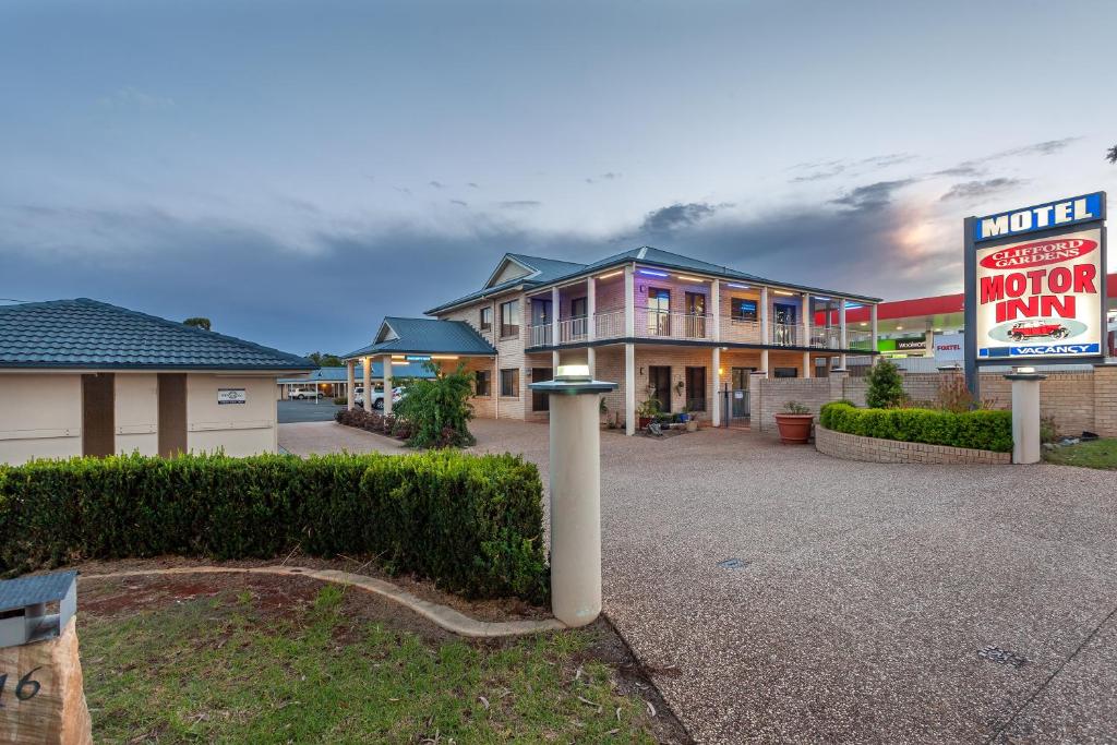 a hotel with a sign in front of a building at Clifford Gardens Motor Inn in Toowoomba