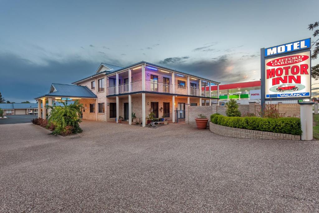 a motel with a sign in front of a building at Clifford Gardens Motor Inn in Toowoomba