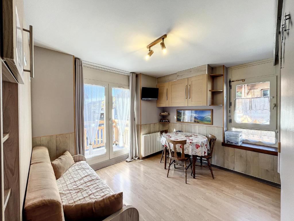 un salon avec un canapé et une table dans l'établissement Ceylan - appartement - 5 pers - centre, aux Gets