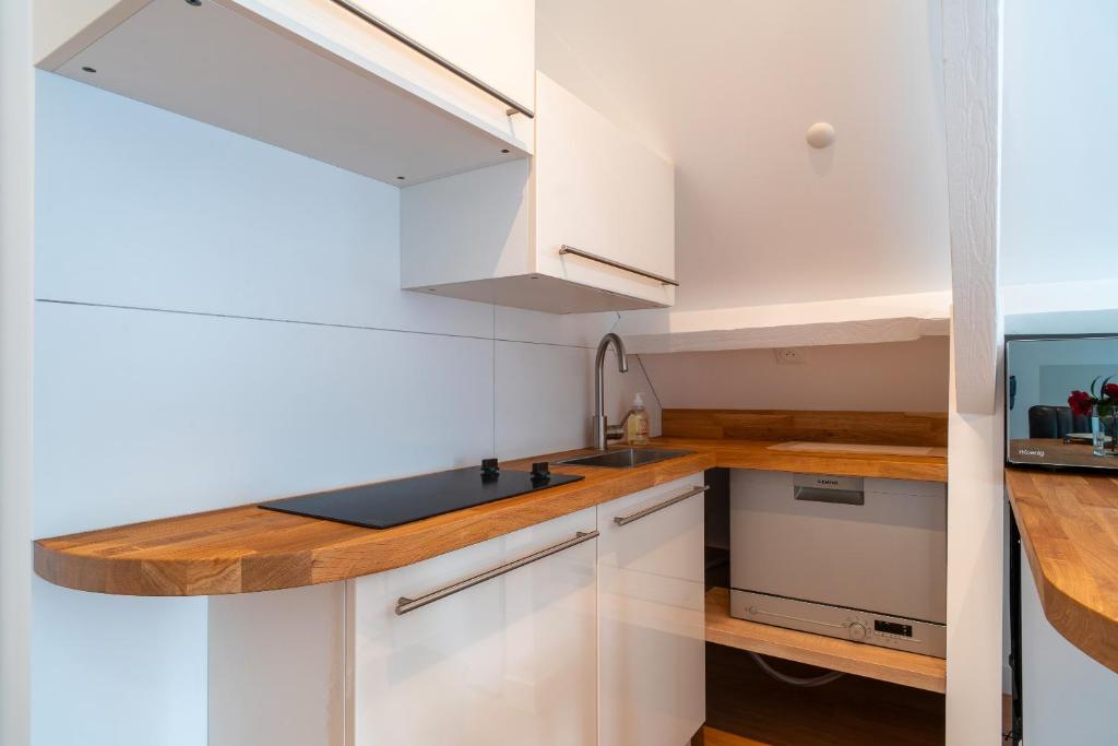 Kuchyň nebo kuchyňský kout v ubytování La Timonerie - Appt climatisé à Bénodet vue mer