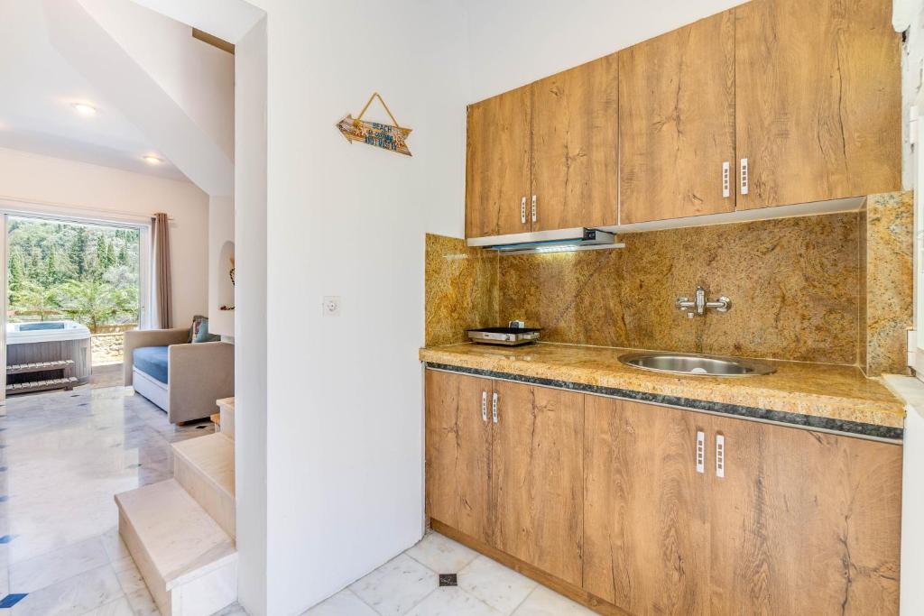 Kuchyň nebo kuchyňský kout v ubytování Doliva Studio Anthi private jacuzzi