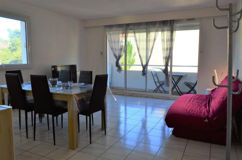 une salle à manger avec une table, des chaises et un canapé dans l'établissement Appartement 3 pièces - jusqu'à 6 personnes - AR000-C03, à Collioure