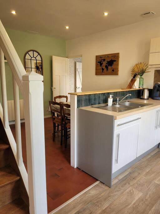 une cuisine avec un évier et un plan de travail dans l'établissement La petite maison, à Le Trait