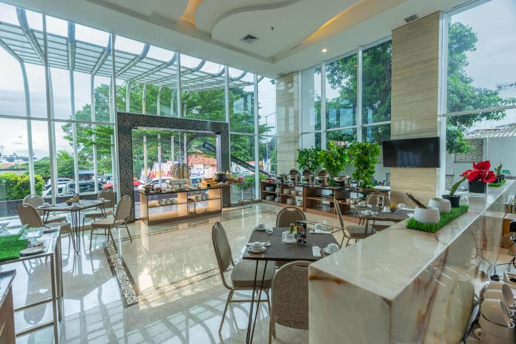 Restaurace v ubytování Azana Suites Hotel Antasari