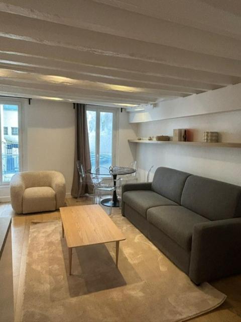 un salon avec un canapé et une table basse dans l'établissement APPARTEMENT CONTEMPORAIN RÉPUBLIQUE - TEMPLE 2, à Paris