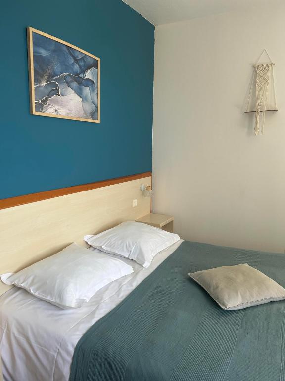 Postel nebo postele na pokoji v ubytování Hôtel de la jetée