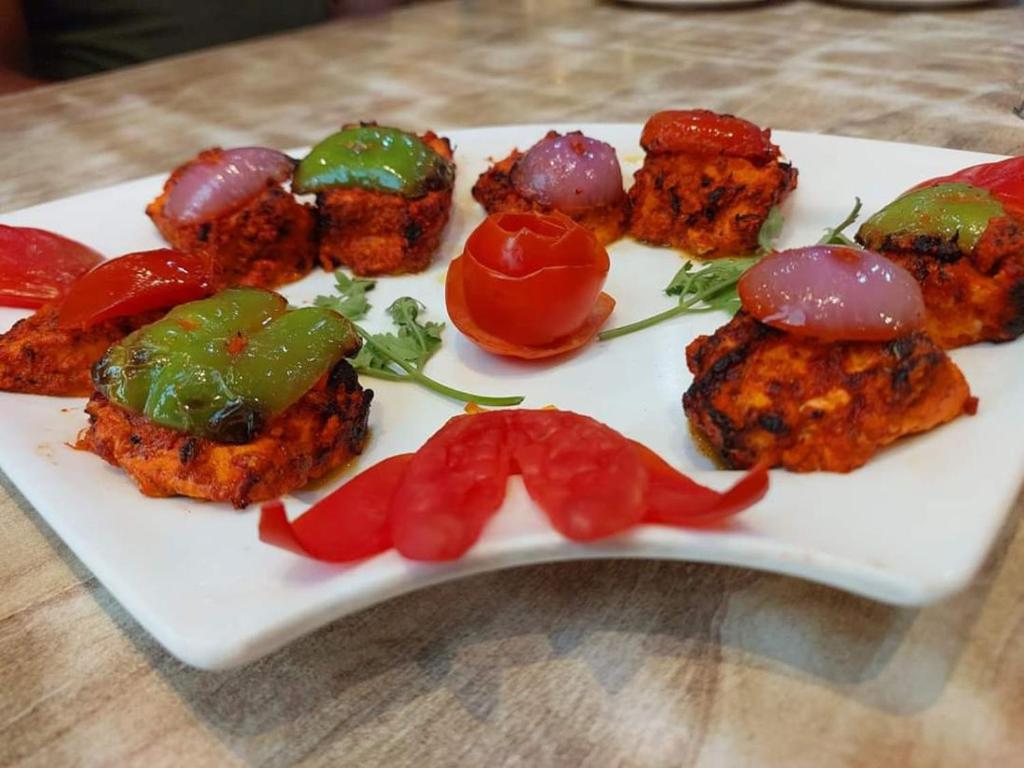 Makanan di atau berdekatan hotel