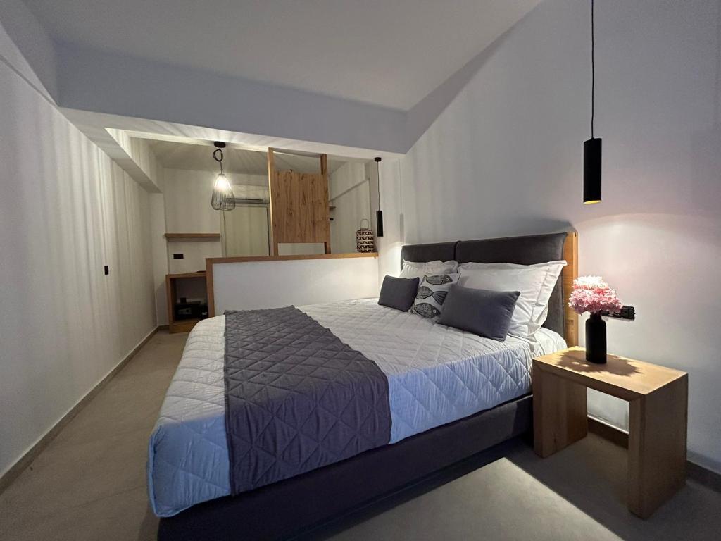 Rúm í herbergi á Moonlight Hotel
